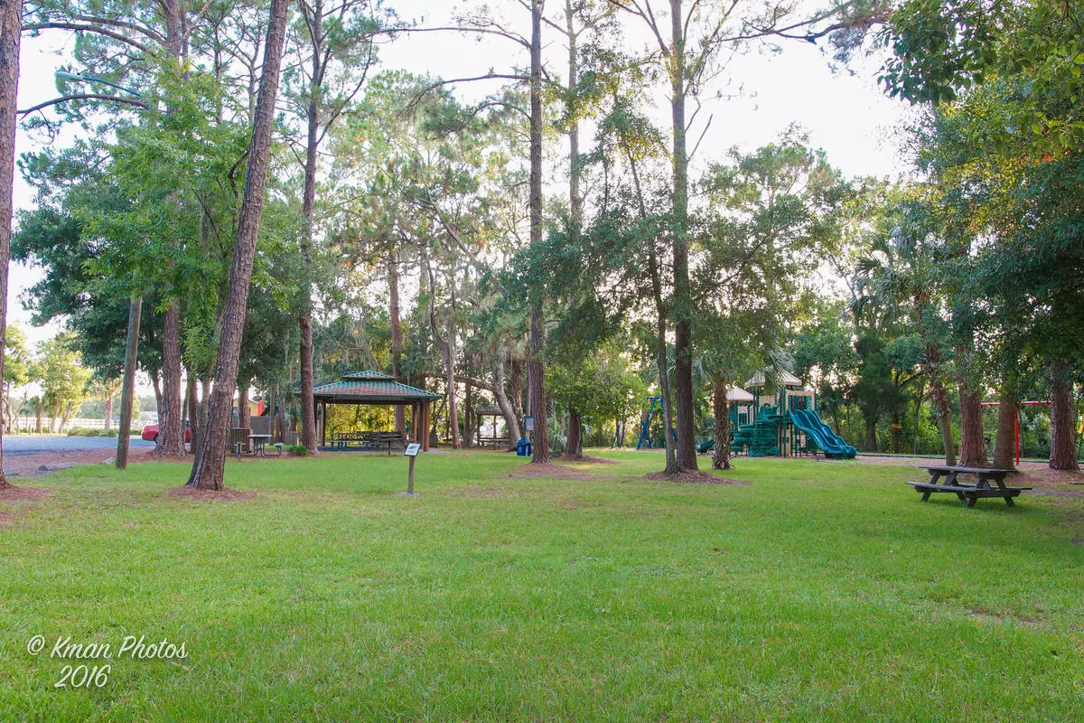 Kings Bay Park Field, Playground